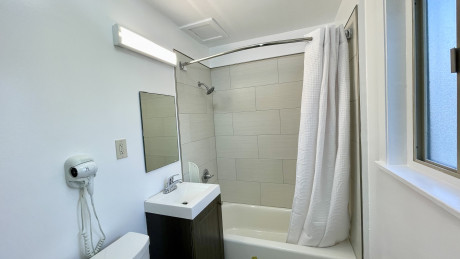 Ocean Inn - Guest Bathroom